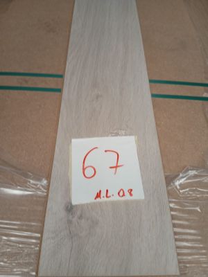un morceau de bois sur lequel est accrochée une étiquette de prix