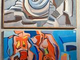trois tableaux accrochés au mur, de formes et de tailles différentes
