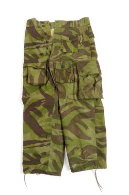 une image représentant un short cargo camouflage sur fond blanc