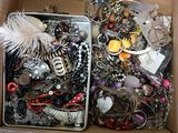 une boîte remplie de bijoux variés et d'autres objets