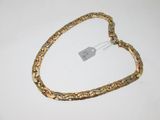 une photo d'un bracelet en or posé sur un fond blanc, avec une étiquette de prix