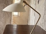 une lampe posée sur une table dans une pièce