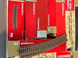 une boîte contenant des rails de train, elle-même placée dans une boîte