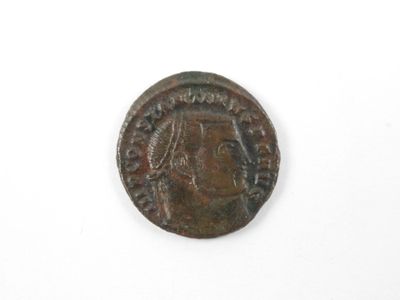 gros plan d'une pièce de monnaie sur laquelle figure un visage de femme
