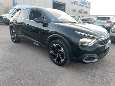 un SUV noir garé sur un parking à côté d'autres voitures