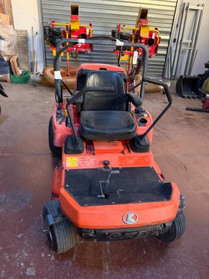 une tondeuse à gazon qui traîne dans un garage