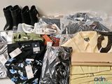 une boîte remplie de vêtements et une paire de bottes