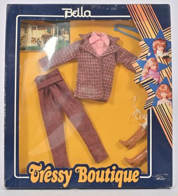 une poupée Barbie dans une boîte, avec des vêtements et des accessoires pour poupée