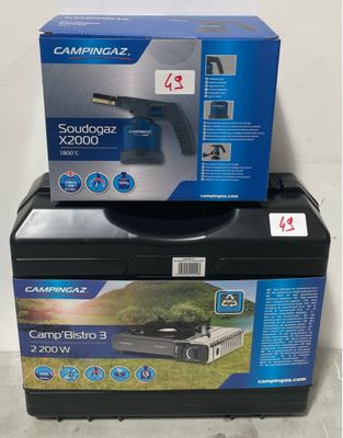 deux cartons sur lesquels est posée une caméra