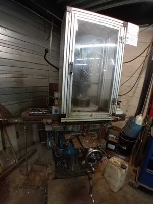 une photo d'une pièce dans laquelle se trouve un réfrigérateur