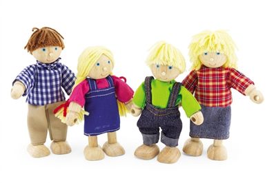 trois poupées en bois placées les unes à côté des autres