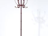 une image représentant un porte-manteau surmonté d'une lampe