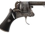 un gros plan d'un pistolet sur un fond blanc avec un fond blanc