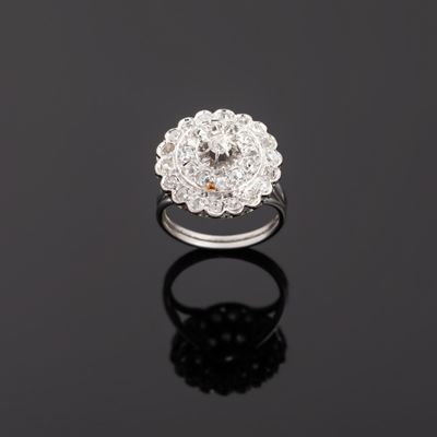 une bague en or blanc 18 carats sertie de diamants