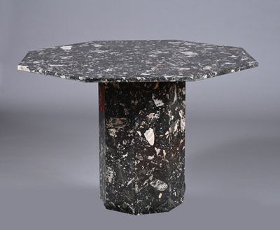 Table octogonale en marbre brèche noir. Travail italien, cir…