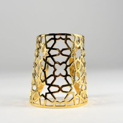 une image représentant un bracelet en or orné d'un motif géométrique