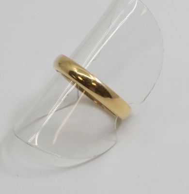 une bague transparente surmontée d'un anneau en or