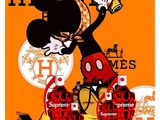 Mickey Mouse tenant une pancarte sur laquelle on peut lire « Hermès Paris »