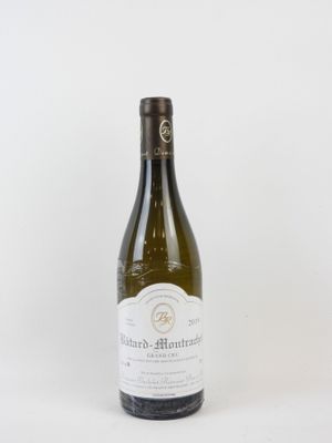 une bouteille de vin blanc sur fond blanc