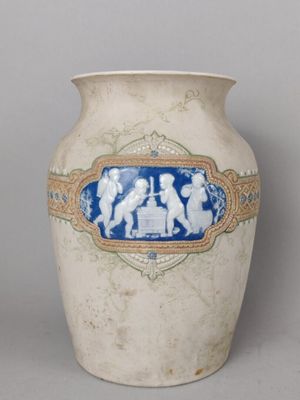 un vase blanc orné d'un motif bleu et blanc