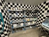 un mur à carreaux noirs et blancs dans une cuisine