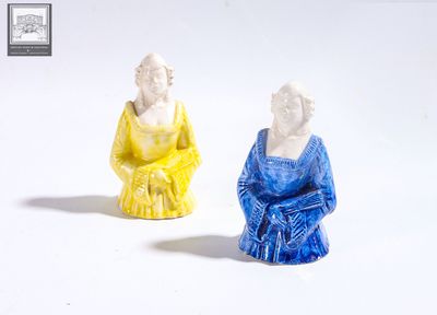 Paire de demi-figurines anciennes en faïence fine.
