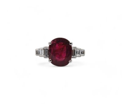 Bague ovale en rubis et diamants