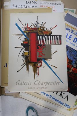 un grand nombre de livres posés sur une table