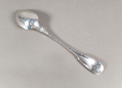 une cuillère en argent et une cuillère ordinaire posées sur une table