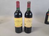 deux bouteilles de vin posées l'une à côté de l'autre sur une table