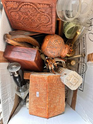 une boîte en carton remplie de différents types d'objets