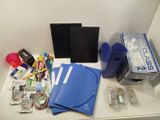 un bureau sur lequel se trouvent de nombreuses fournitures de bureau