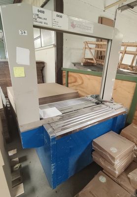 une grande machine installée dans une pièce
