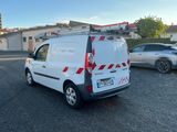 la camionnette blanche est garée dans le parking à côté d'autres voitures