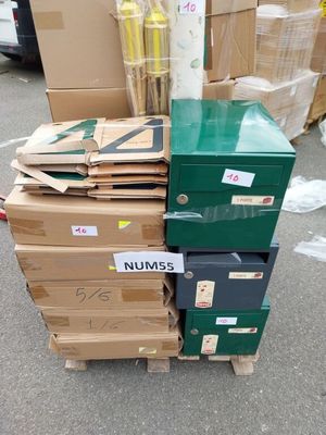 de nombreux cartons empilés les uns sur les autres sur le parking