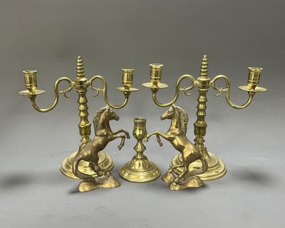 trois chandeliers en laiton ornés de chevaux et une figurine de cheval