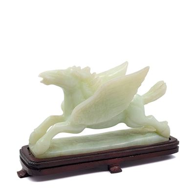 CHINE Sculpture en jade représentant un cheval ailé. (Aile r…