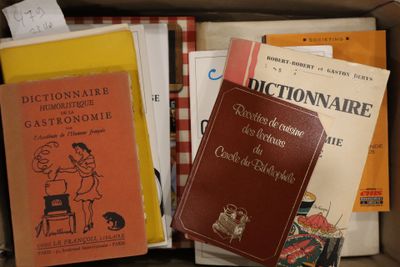 de nombreux livres qui se trouvent dans une boîte sur la table