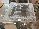 une vitrine en verre contenant une assiette en argent