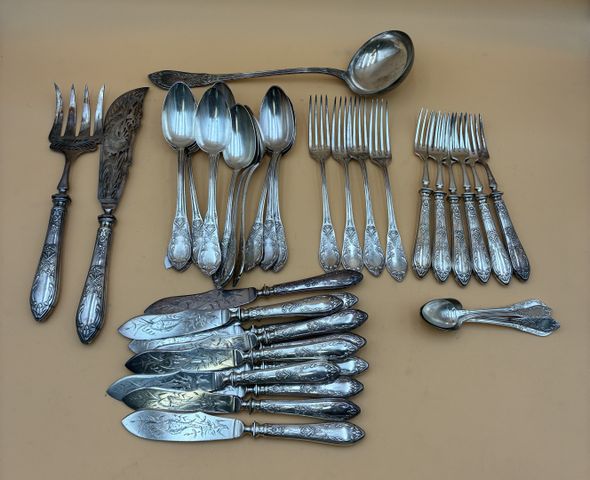 Partie de ménagère en métal argenté modèle Louis XVI comprenant :