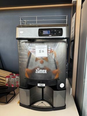 une machine posée sur un comptoir