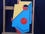 une photo d'un chevalet en bois sur lequel est posée une œuvre d'art