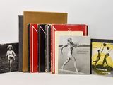 plusieurs livres sont empilés sur une surface blanche