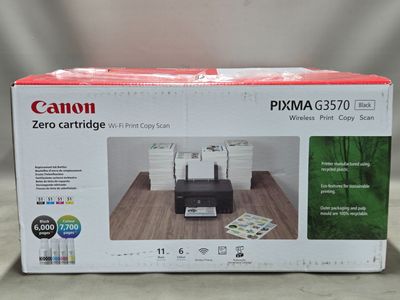 la boîte de l'imprimante est posée sur la table devant la caméra