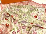 un ordinateur portable posé sur une table, recouvert d'un foulard