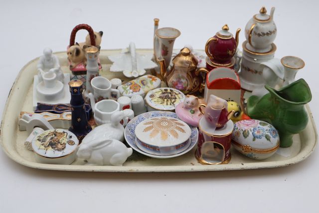 Lot de miniatures, 5 dés à coudre, petites boîtes, tisanière, pen...