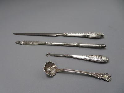 Divers ustensiles en argent fourré dont ouvre lettres, porte plume, et - Photo 1
