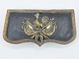 une boucle de ceinture noire et dorée ornée d'un oiseau