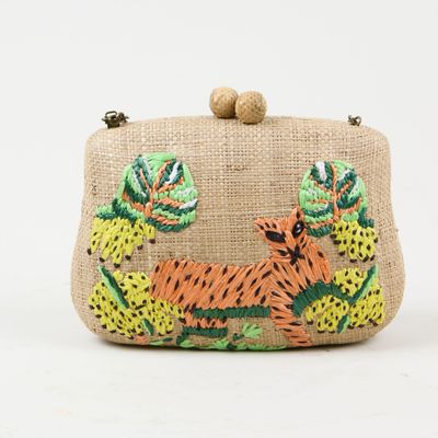 un gros plan d'un sac à main orné d'un cerf
