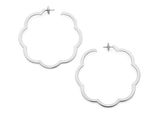 une paire de boucles d'oreilles créoles en argent ornées d'un motif floral de chaque côté